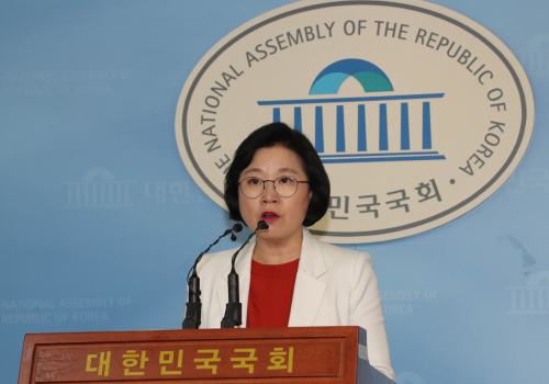 ▲더불어민주당 김현 대변인이 22일 국회 정론관에서 신고리 5·6호기 문제 등 현안에 대해 브리핑하고 있다.(연합뉴스)