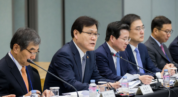 ▲최종구 금융위원장(왼쪽 두 번째)이 13일 예금보험공사에서 금융위원회 주최로 열린 금융발전심의회 전체회의에서 인사말을 하고 있다. (사진제공=금융위원회)