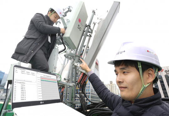 ▲LG유플러스 직원들이 LG유플러스 5G 시험기지국에서 네트워크 장비를 점검하고 있다. (사진제공= LG유플러스)