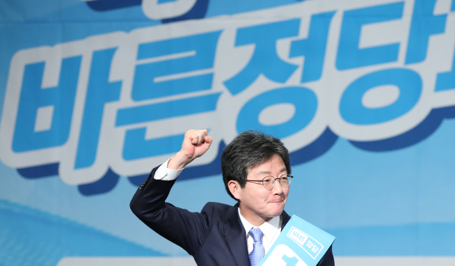 ▲13일 오전 국회 헌정기념관에서 열린 바른정당 당대표 및 최고위원 지명대회에서 유승민 후보가 무대 위로 오르며 손을 들어보이고 있다.(연합뉴스)