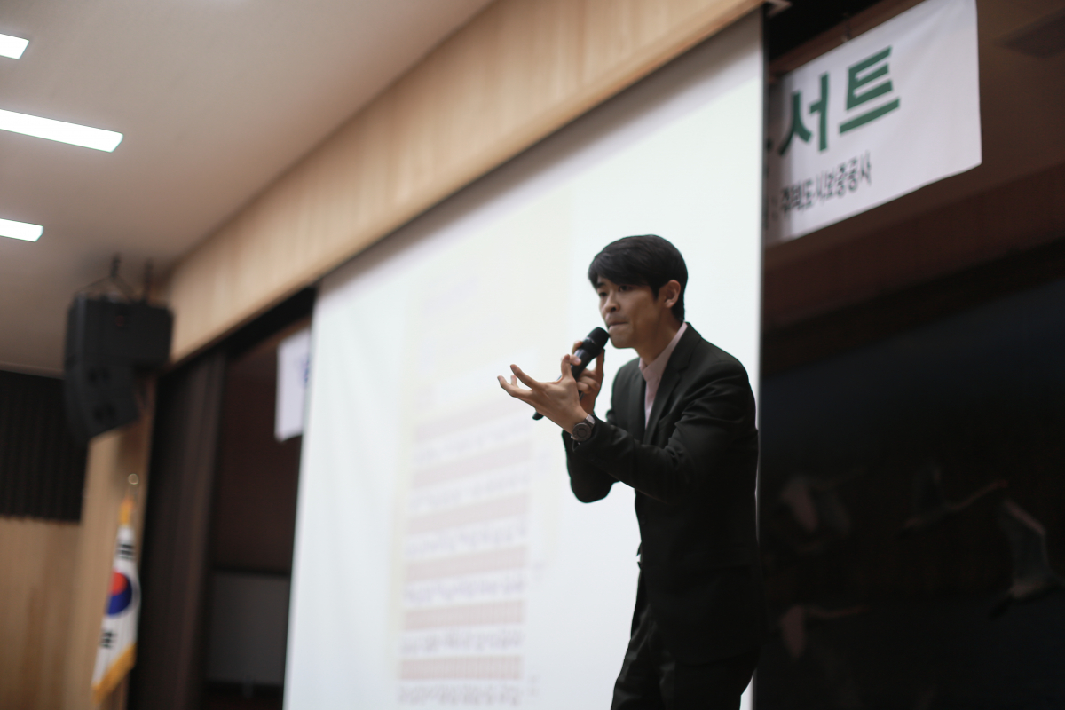 ▲공부의 신 강성태 대표가 사하구청에서 800여명의 학생 및 학부모를 대상으로 진로토크콘서트를 진행하고 있다. (사진=주택도시보증공사)