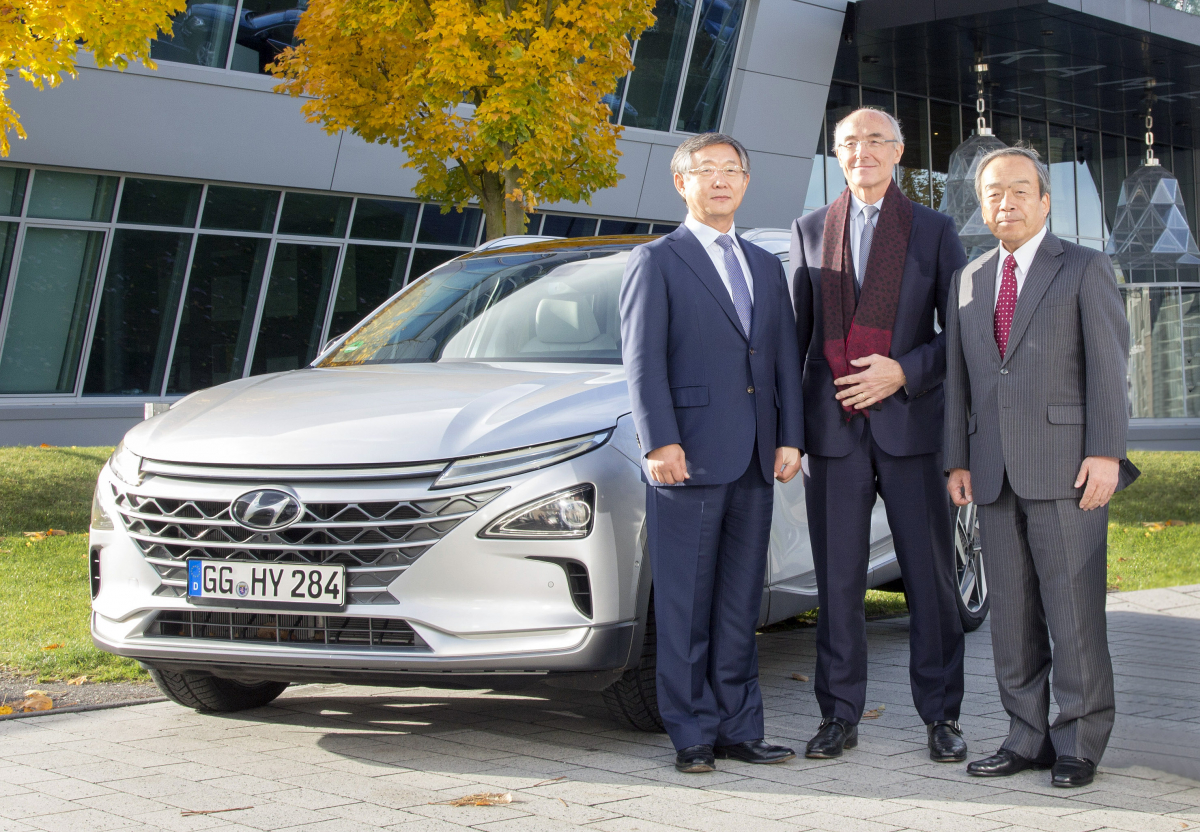 ▲수소위원회 신임 공동회장인 현대자동차 양웅철 부회장, 에어리퀴드 베누아 포티에 회장과 전임 공동회장인 도요타 우치야마다 회장이 독일 본에서 열린 '제2차 수소위원회 총회'에 참석해 기념사진을 찍고 있다.