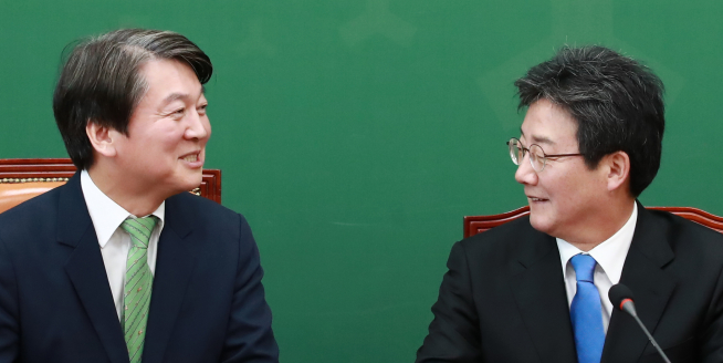 ▲바른정당 유승민 대표(오른쪽)가 14일 오후 국회 본청 국민의당 대표실을 찾아 안철수 대표와 대화하고 있다. 2017.11.14 (연합뉴스)