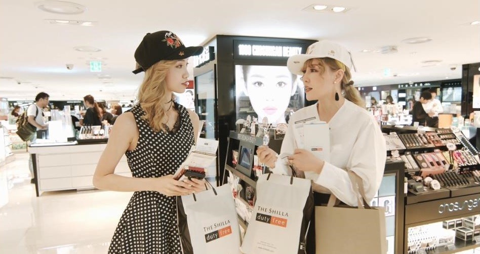 ▲중국 파워블로거 왕훙들이 신라면세점 서울점을 방문해 쇼핑 체험을 하고 있다.