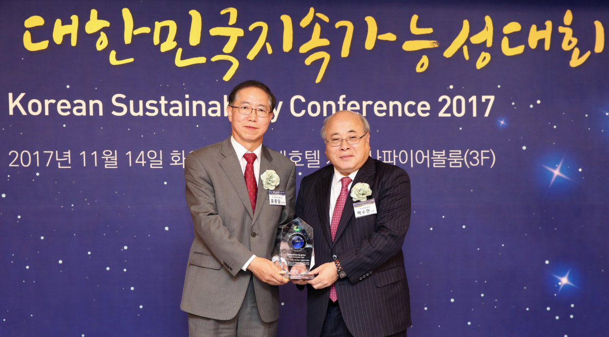 ▲한전KDN이 대한민국지속가능성대회에서 지속가능경영지수 1위를 수상했다. (사진 왼쪽부터) 홍종일 한전KDN, 경영기획본부장, 백수현 한국표준협회 회장. (사진=한전KDN)