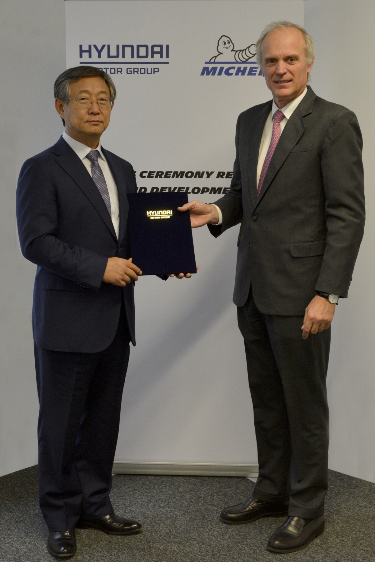 ▲양웅철(왼쪽) 현대차 연구개발본부 부회장과 플로랑 미네고 미쉐린 부회장이 '현대차-미쉐린' 기술 협약을 체결했다. (사진제공=현대자동차)
