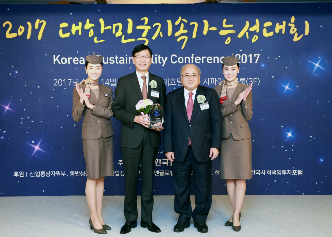 ▲지난 14일 서울 소공동 롯데호텔에서 열린 '2017 대한민국 지속가능성 대회' 시상식에서 아시아나항공 오근녕 경영관리본부장(왼쪽 둘째)과 백수현 한국표준협회장(셋째)이 기념촬영을 하고 있다.(사진제공=아시아나항공)