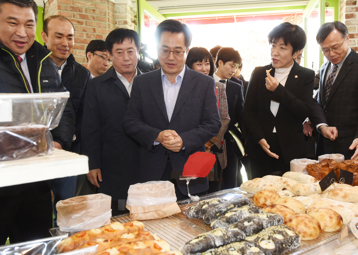▲김동연 부총리(가운데)와 김영주 고용부 장관(오른쪽 두 번째)이 15일 경기 용인 보정동 카페거리에 위치한 빵집에 들러 상품을 살펴보고 있다.(기획재정부)