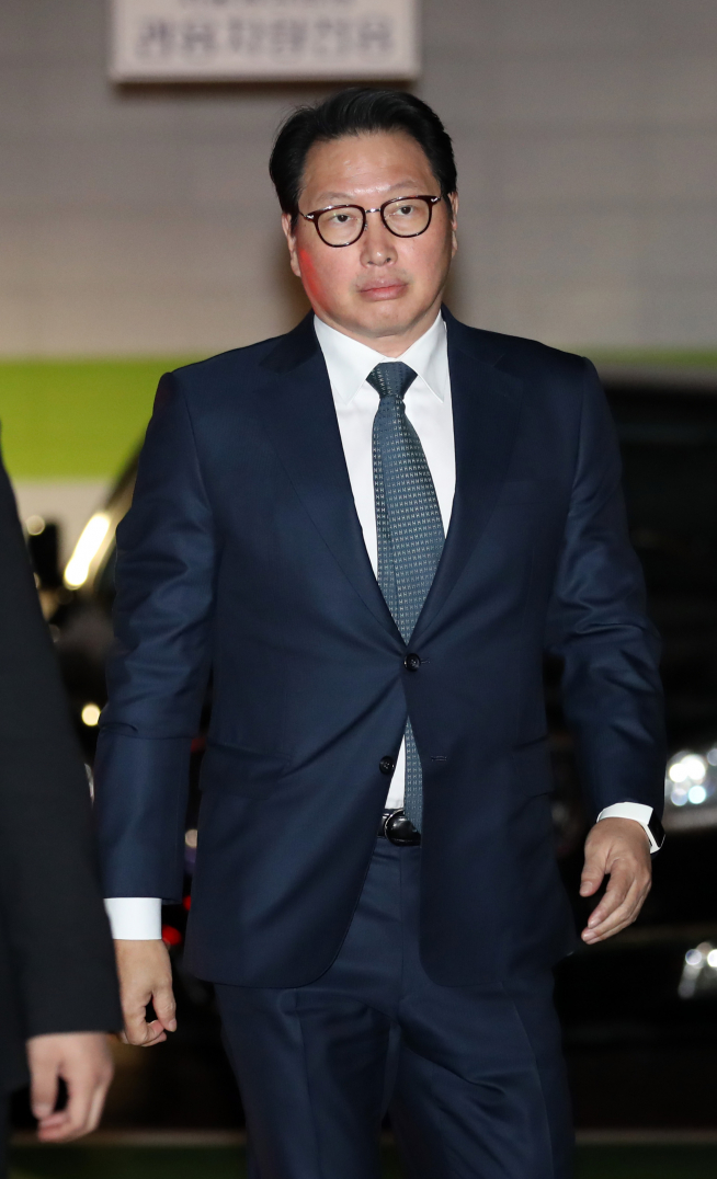▲첫 이혼조정 기일에 출석하기 위해 가정법원으로 향하는 최태원 SK그룹 회장.(연합뉴스)
