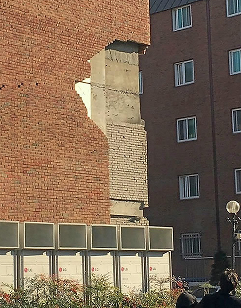 ▲2017년 11월 15일 발생한 포항 지진으로 인해 건물 외벽이 파손된 한동대 건물. (연합뉴스)