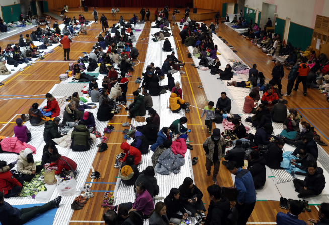 ▲지진으로 집에서 나와 대피한 포항 주민들.(연합뉴스)