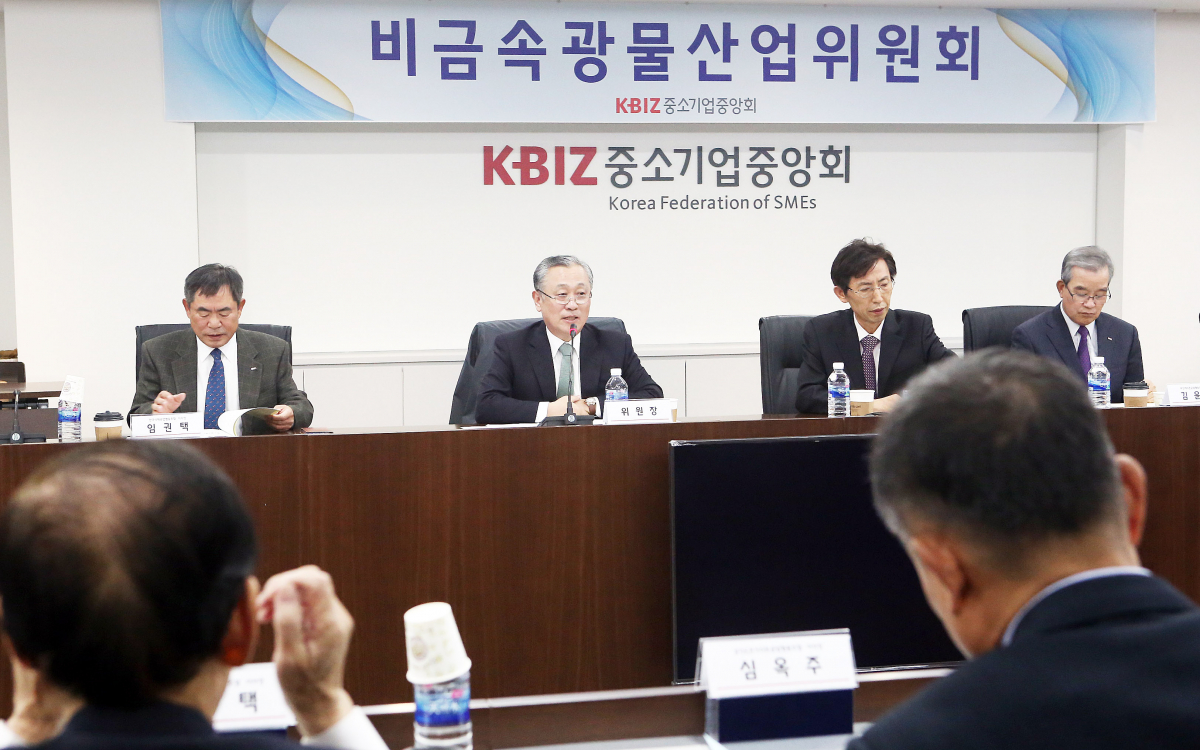 ▲김동우 비금속광물산업위원회 위원장(왼쪽에서 두번째)이 15일 중소기업중앙회 이사회회의실에서 회의를 주재하고 있다.(중기중앙회)
