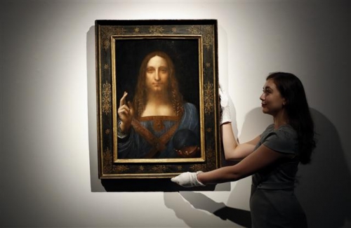 ▲영국 런던의 크리스티 경매장에서 10월 24일(현지시간) 한 직원이 레오나르도 다빈치의 ‘살바토르 문디’를 들어보이고 있다. 이 작품은 15일 뉴욕에서 진행된 경매에서 4억 달러가 넘는 가격으로 미술품 경매 역사상 최고 기록을 세웠다. 런던/AP뉴시스