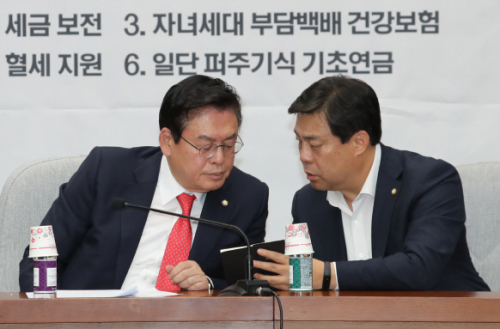 ▲정우택 자유한국당 원내대표(사진 왼쪽)와 김선동 원내수석부대표가 16일 오전 국회에서 열린 원내대책회의에서 대화하고 있다. (연합뉴스)