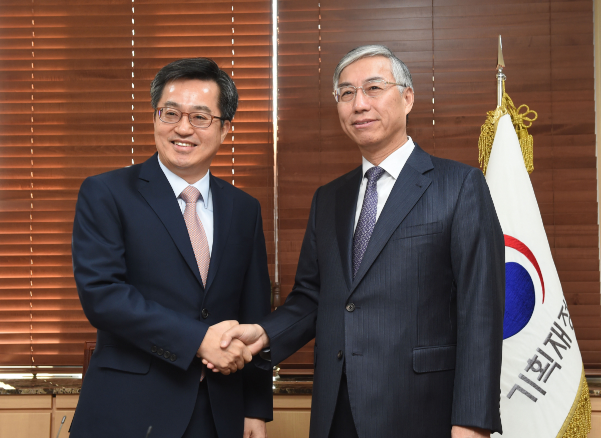 ▲김동연 부총리(왼쪽)가 16일 정부서울청사에서 추궈홍 주한중국대사의 예방을 받고 면담에 앞서 악수하고 있다.(기획재정부)