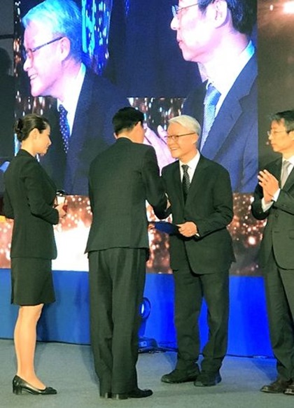 ▲크리스탈 조중명 대표이사가 '2017 대한민국 기술대상'에서 대통령상을 수상하고 있다.(사진제공=크리스탈)