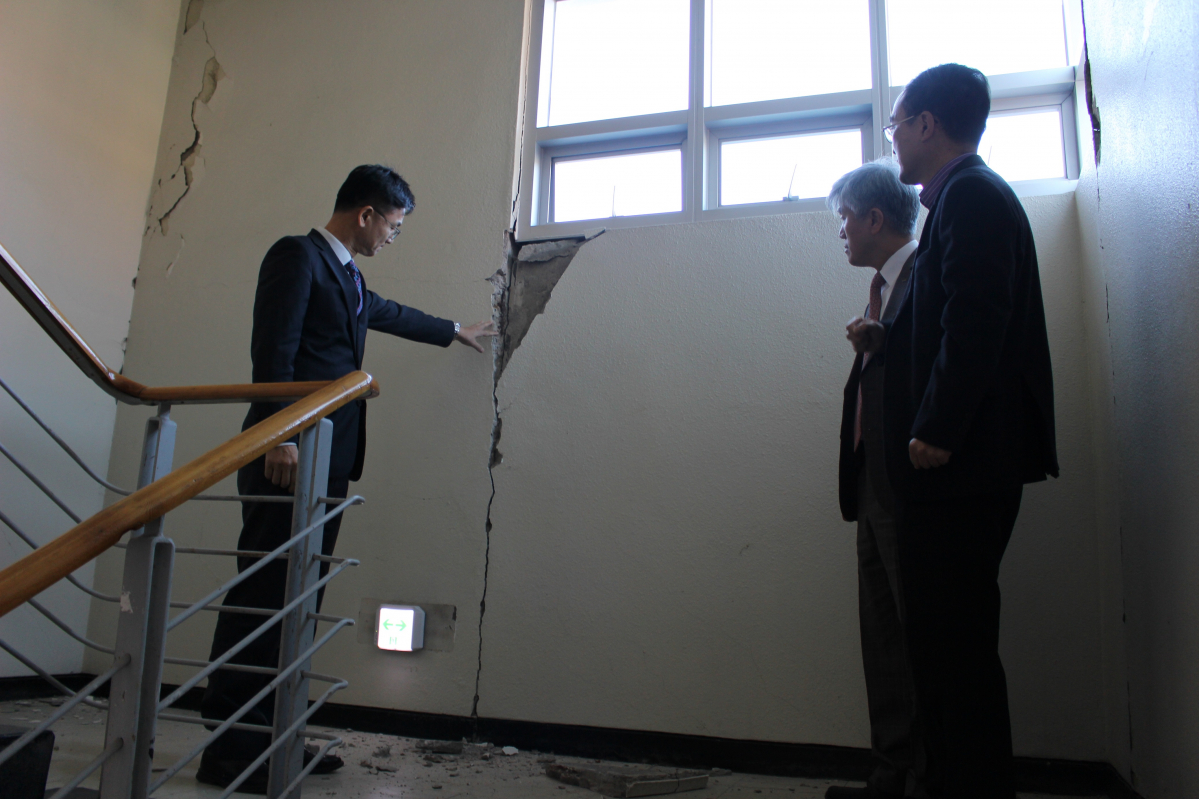 ▲김영춘 기술보증기금 대구경북영업본부장이 포항 지진 피해기업 현장을 살펴보고 있다. (기술보증기금)