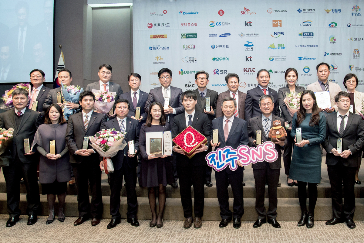 ▲15일 서울 중구 한국프레스센터에서 열린 ‘제10회 대한민국 인터넷소통대상·소셜미디어대상’에서 롯데그룹이 종합대상인 과학기술정보통신부 장관상을 수상했다. 롯데그룹 소셜미디어 담당자들(가운데)이 타 수상기관 및 기업 담당자들과 기념촬영하는 모습이다.