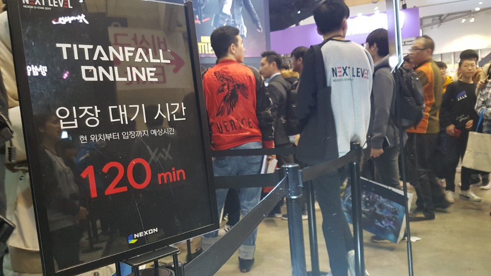 ▲16일 개막한 '지스타2017' 넥슨 시연 부스 중 '타이탄폴 온라인'의 대기 줄이 120분을 나타내고 있다. (이투데이DB)