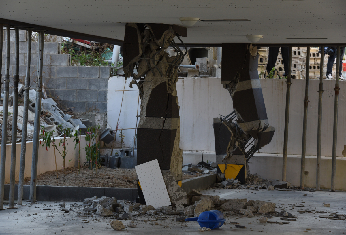 ▲경북 포항시에 5.4 규모의 지진이 발생한 가운데 16일 포항 북구 장성동 원룸 주차장 외벽 휘어져  있다.(사진=뉴시스)