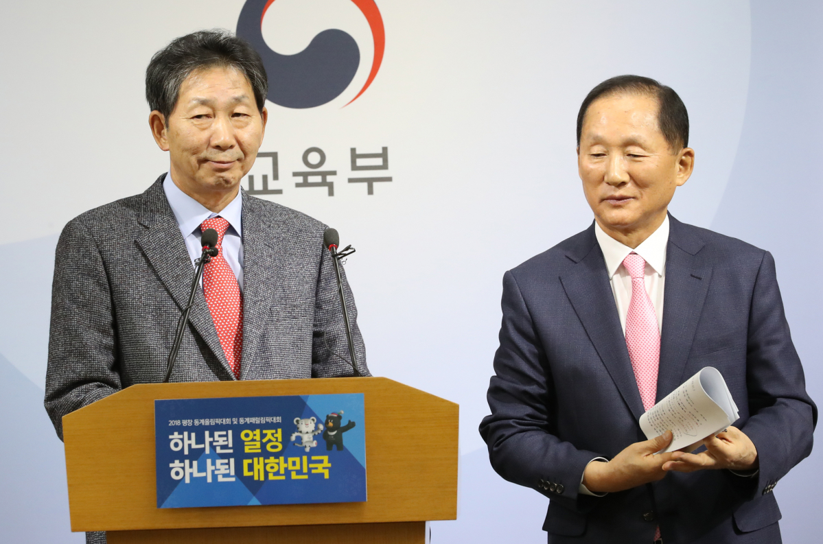 ▲16일 오후 정부세종청사 교육부에서 장호성 한국대학교육협의회 회장(왼쪽)과 이기우 한국전문대교육협의회 회장이 2018학년도 대학수학능력시험 연기 관련 대입 전형일정 조정을 발표하고 있다. (연합뉴스)