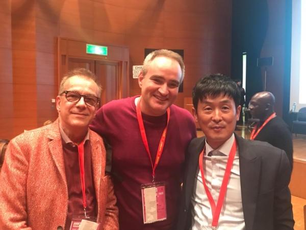 ▲APMA 총회 회의장에서 한음저협 윤명선 회장(오른쪽)(사진=한국음악저작권협회)