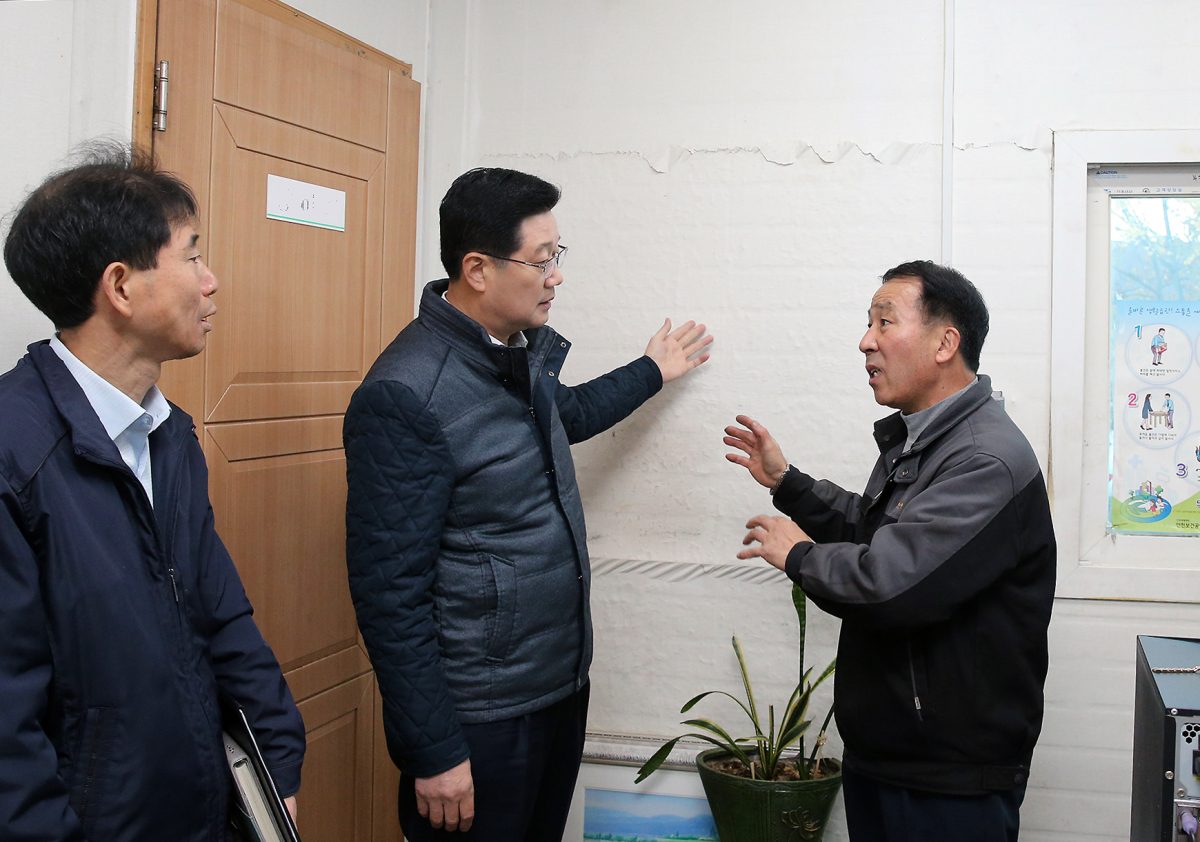 ▲중진공 정진수 기업지원본부장(왼쪽 두번째)이 16일 포항 지진 피해 중소기업을 방문해 피해상황을 경청하고 있다.(사진제공=중진공)