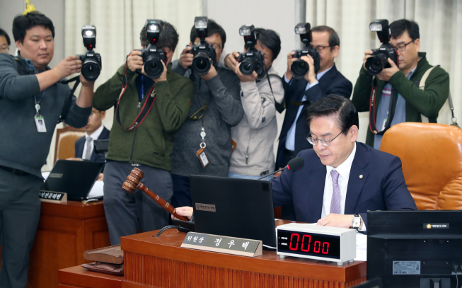 ▲ 정우택 운영위원회 위원장이 17일 오전 국회 운영위원회에서 국회의원 사무실에 2명씩 근무하는 인턴을 1명으로 줄이고, 8급 상당의 별정직 공무원 비서 1명을 증원하는 것을 주요 내용으로 하는 국회의원 수당 등에 관한 법률 일부 개정법률안을 상정하고 있다. 2017.11.17(연합뉴스)