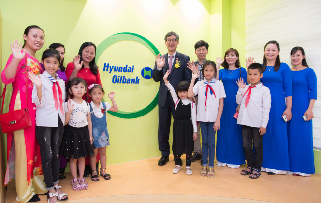 ▲현대오일뱅크가 베트남 하노이 국립중앙도서관에 어린이 문화도서관을 건립했다. 건립식에서 남익현 현대오일뱅크 1%나눔재단 이사장(뒷줄 오른쪽 다섯번째)과 베트남 학교 선생님, 어린이들이 기념사진을 촬영하고 있다.(사진제공=현대오일뱅크)