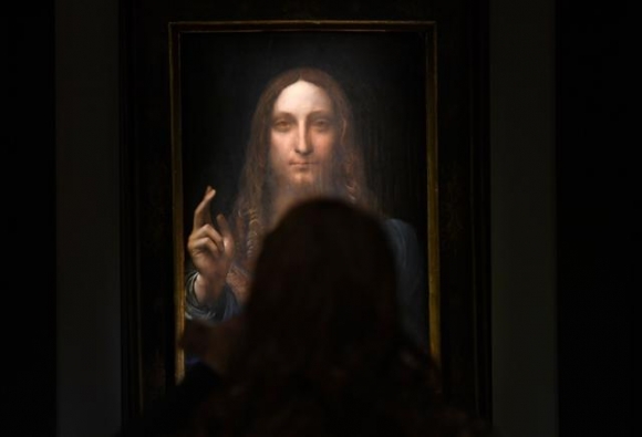 ▲한 여성이 11월 3일 뉴욕 크리스티에 전시된 레오나르도 다빈치의 '살바토르 문디' 사진을 찍고 있다. 뉴욕/AFP연합뉴스