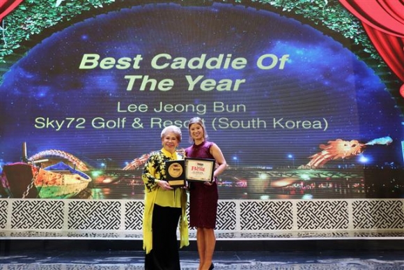 ▲스카이72 골프 앤 리조트 이정분 캐디가 2017 아시아 골프 어워즈 시상식에서 아시아 태평양 지역 최고의 캐디를 뽑는 올해의 캐디 부분에 1위로 선정돼 아시아태평양골프그룹 사장인 안젤라 레이몬드에게 상을 받고 있다. 