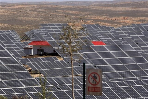 ▲중국 닝샤회족자치구의 한 마을에 태양광 패널들이 세워져 있다. AP뉴시스