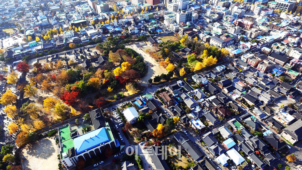 ▲전북 전주시 한옥마을과 경기전 일대의 단풍이 계절의 끝자락을 전하고 있다. "가을아~안녕!" 했더니 벌써 "안녕..."이다.