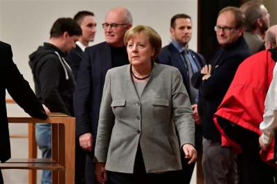 ▲19일(현지시간) 연정 협상에 참석한 앙겔라 메르켈 독일 총리가 굳은 표정으로 회의장을 나서고 있다. AFP연합뉴스