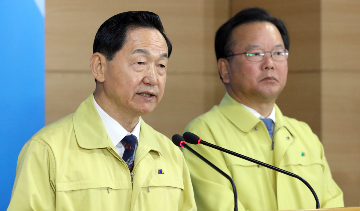 ▲김상곤 사회부총리 겸 교육부 장관이 20일 오전 정부서울청사에서 수능 시험에 대한 종합대책을 발표하고 있다. 오른쪽은 김부겸 행자부 장관.(연합뉴스)