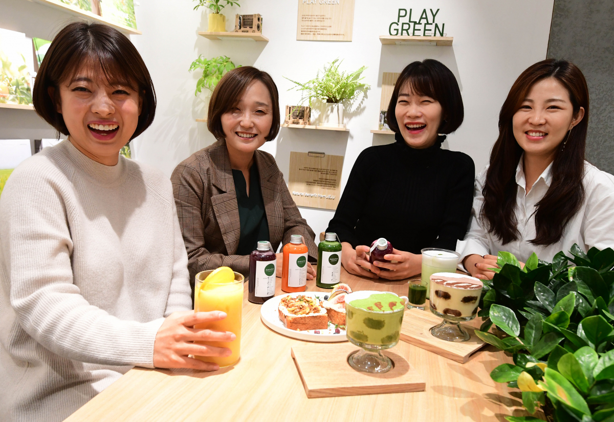 ▲아모레퍼시픽 이니스프리 F&B운영팀이 14일 서울 중구 명동점에서 이투데이와 인터뷰에 앞서 포즈를 취하고 있다. 고이란 기자 photoeran@