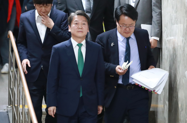 ▲국민의당 안철수 대표가 21일 오후 국회 본청에서 열린 바른정당과의 연대·통합론에 대한 의견을 교환하는 의원총회에 참석하고 있다. 2017.11.21 (연합뉴스)
