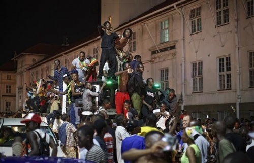 ▲로버트 무가베 짐바브웨 대통령의 사임 소식이 전해지자 수도 하라레에서 21일(현지시간) 시민이 거리로 뛰쳐나와 환호하고 있다. 하라레/AP뉴시스