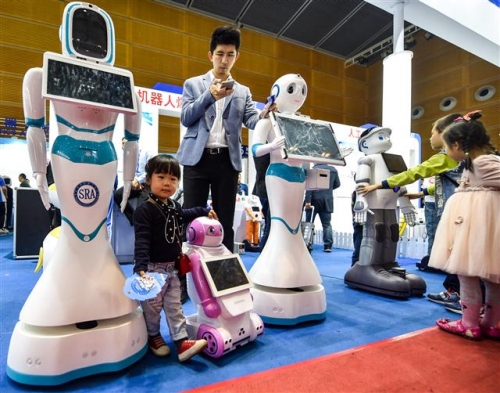 ▲중국 선전에서 19일(현지시간) 열린 하이테크 박람회에서 어린이들이 로봇을 살펴보고 있다. 선전/신화뉴시스 