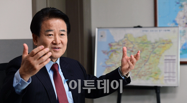 ▲정동영 국민의당 의원이 22일 서울 여의도 국회 의원회관에서 가진 이투데이와의 인터뷰에서 “후분양제 도입은 비정상의 정상화”라며 “국토위에서 반드시 관철시키겠다”고 말했다. 고이란 기자 photoeran@