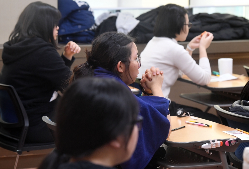 ▲2018학년도 대학수학능력시험일인 23일 오전 서울 중구 이화여자외국어고등학교에서 수험생들이 시험 시작을 기다리고 있다. 이동근 기자 foto@(이투데이DB)