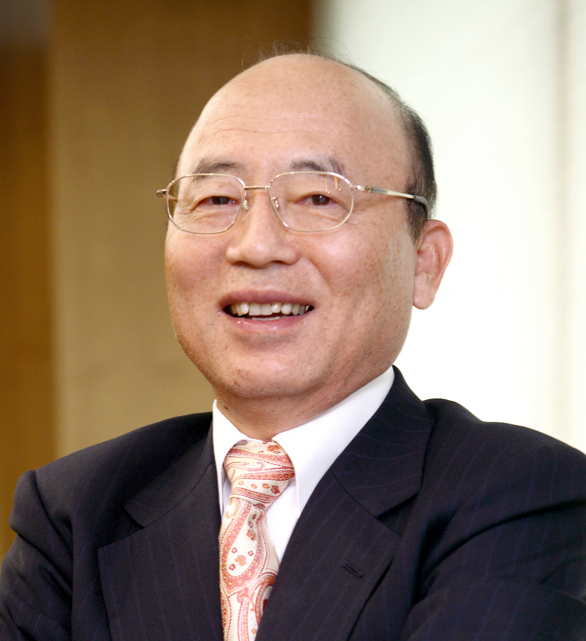 ▲이봉관 서희건설 회장(사진)은 23일 포항 지진피해 복구 지원을 돕기 위해 총 2억 원을 포항시에 전달했다.(사진=서희건설)