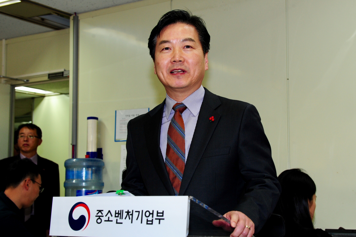 ▲홍종학 중소벤처기업부 장관이 23일 오후 서울 여의도 중소기업중앙회 기자실에서 열린 간담회에서 인사말을 하고 있다. (중소벤처기업부)