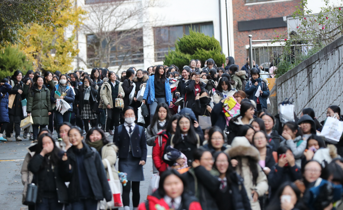▲2018 대학수학능력시험이 치러진 23일 오후 광주 남구 광주 26지구 제35시험장인 동아여고에서 수험생들이 시험을 마치고 나오고 있다.(연합뉴스)