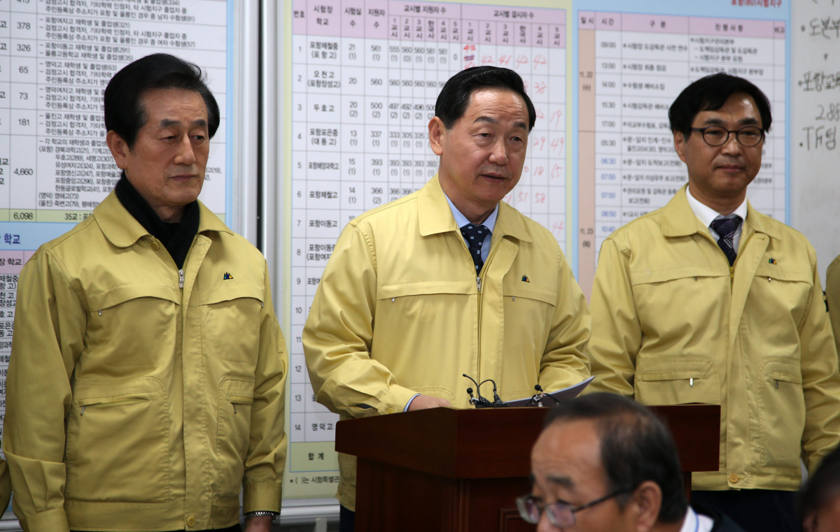 ▲23일 경북 포항교육지원청에서 김상곤 사회부총리 겸 교육부 장관이 "포항지역 대학수학능력시험이 무사히 끝난 것에 대해 학생·학부모에게 감사하다"고 말하고 있다.(연합뉴스)