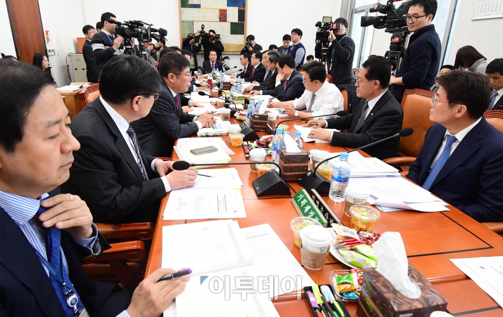 ▲백재현 예결위원장이 14일 서울 여의도 국회에서 제1차 예산결산특별위원회 예산안 등 조정소위원회를 주재하고 있다. 고이란 기자 photoeran@(이투데이DB)