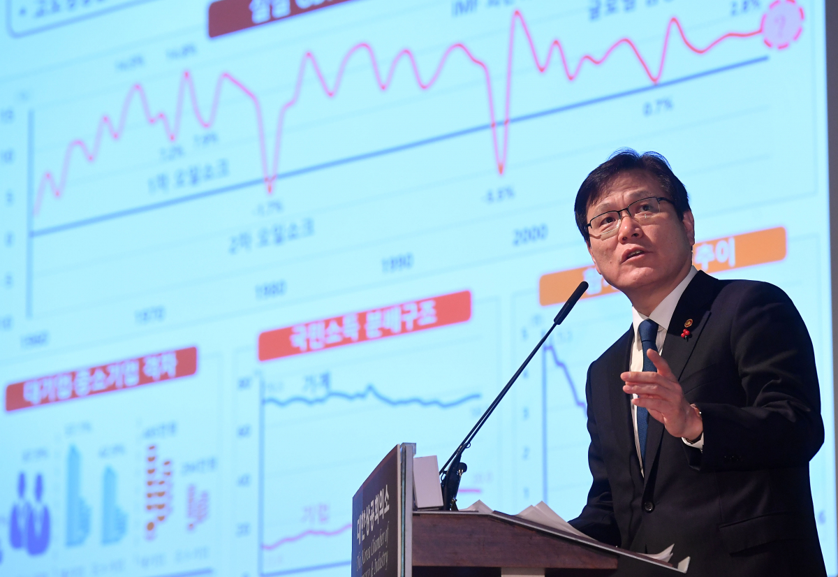 ▲최종구 금융위원장이 24일 오전 서울 중구 대한상공회의소에서 열린 초청 간담회에 참석해 ‘품격있는 경제, 우리 금융의 과제’를 주제로 강연하고 있다. 사진=이동근 기자 foto@