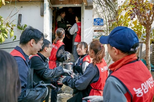 ▲농심은 이번 달 초 서울 상계동을 찾아 에너지 빈곤층을 위한 사랑의 연탄배달을 진행했다. 농심 임직원들이 연탄을 나르고 있다.(사진제공=농심)