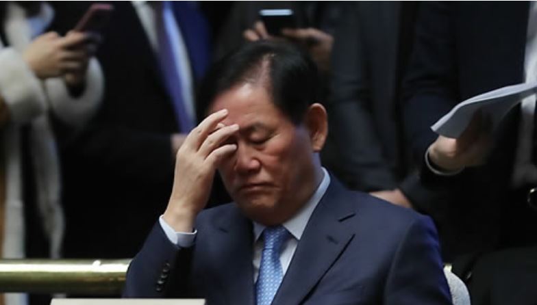 ▲최근 압수수색을 받은 자유한국당 최경환 의원이 24일 오전 국회에서 열린 의원총회에 참석해 생각에 잠겨있다.(연합뉴스)