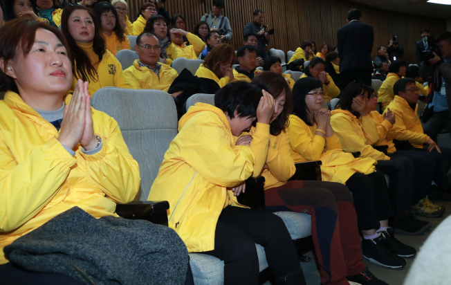 ▲ 24일 오전 국회 본회의에서 더불어민주당 박주민 의원이 대표발의한 사회적 참사의 진상규명 및 안전사회 건설 등을 위한 특별법안이 통과되자 방청 중인 4·16세월호참사가족협의회와 가습기살균제 피해가족 등이 기뻐하고 있다. (연합뉴스)